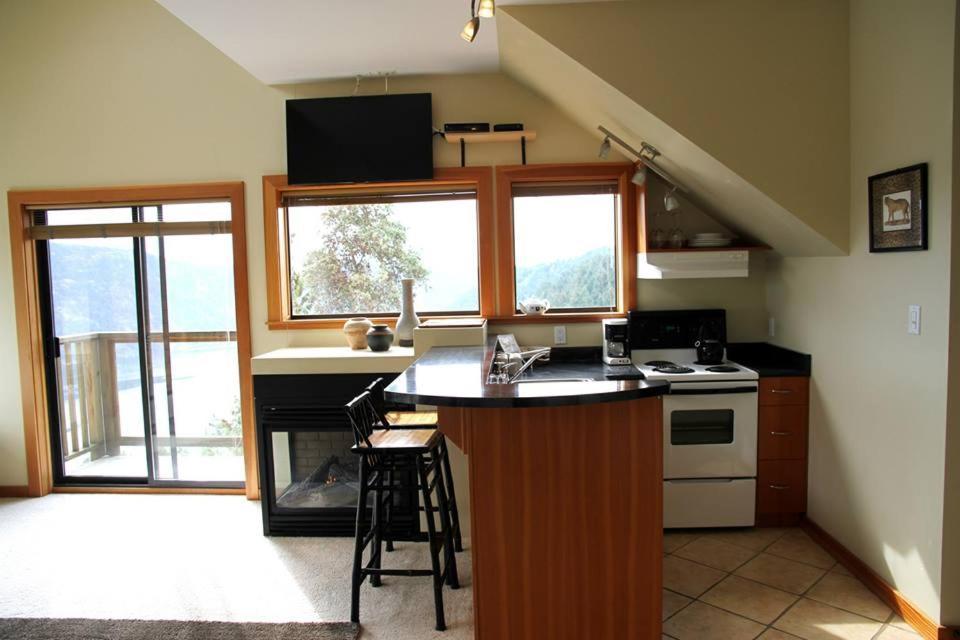 Moon Water Lodge Malahat Eksteriør billede