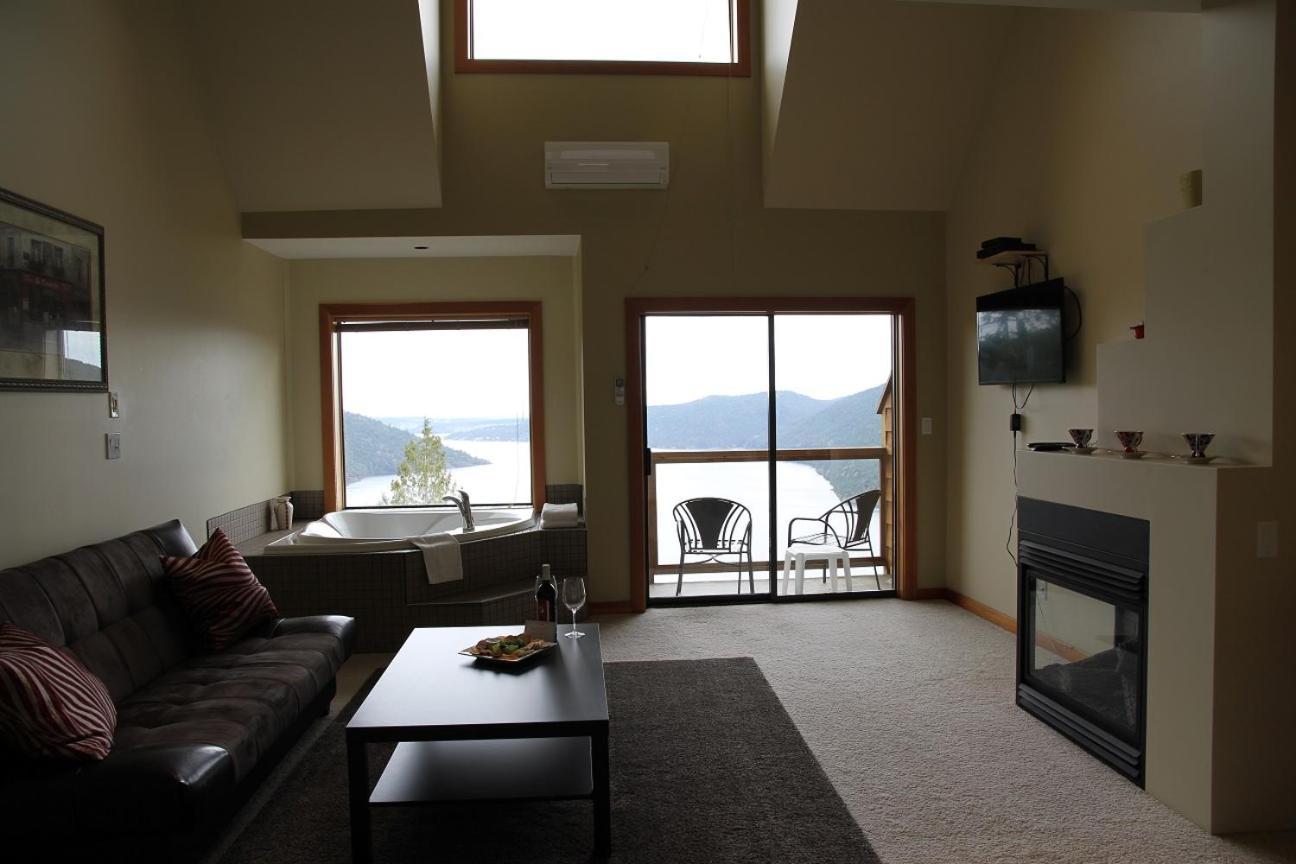 Moon Water Lodge Malahat Eksteriør billede