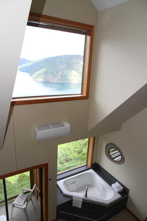 Moon Water Lodge Malahat Eksteriør billede