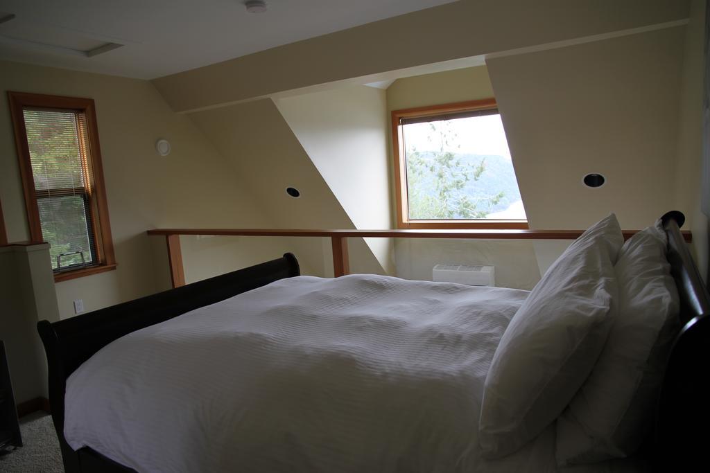 Moon Water Lodge Malahat Eksteriør billede