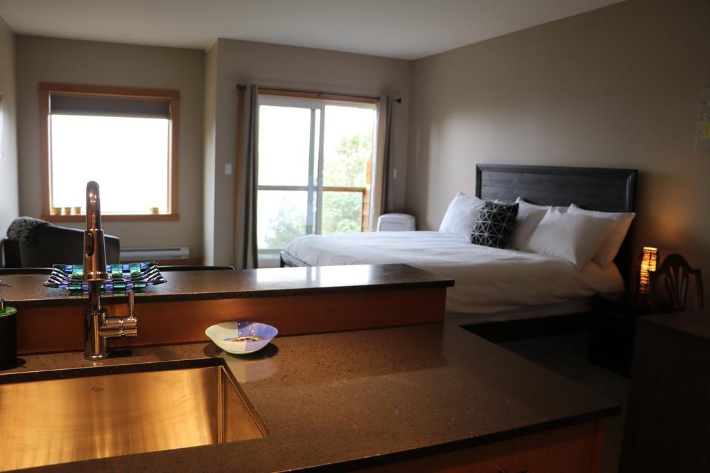 Moon Water Lodge Malahat Eksteriør billede